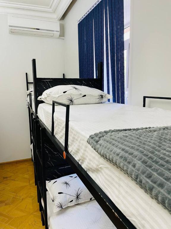 Postel nebo postele na pokoji v ubytování Olympic Hostel