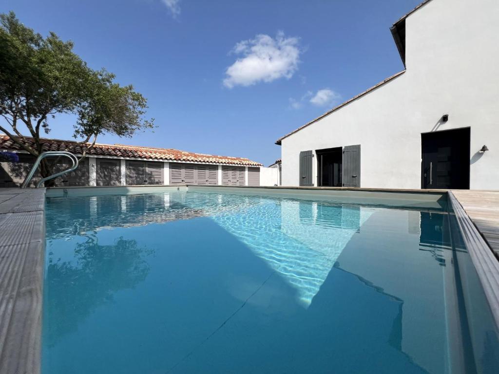 Bazén v ubytování CAP O SUD grande maison avec Piscine à St Martin de Ré nebo v jeho okolí