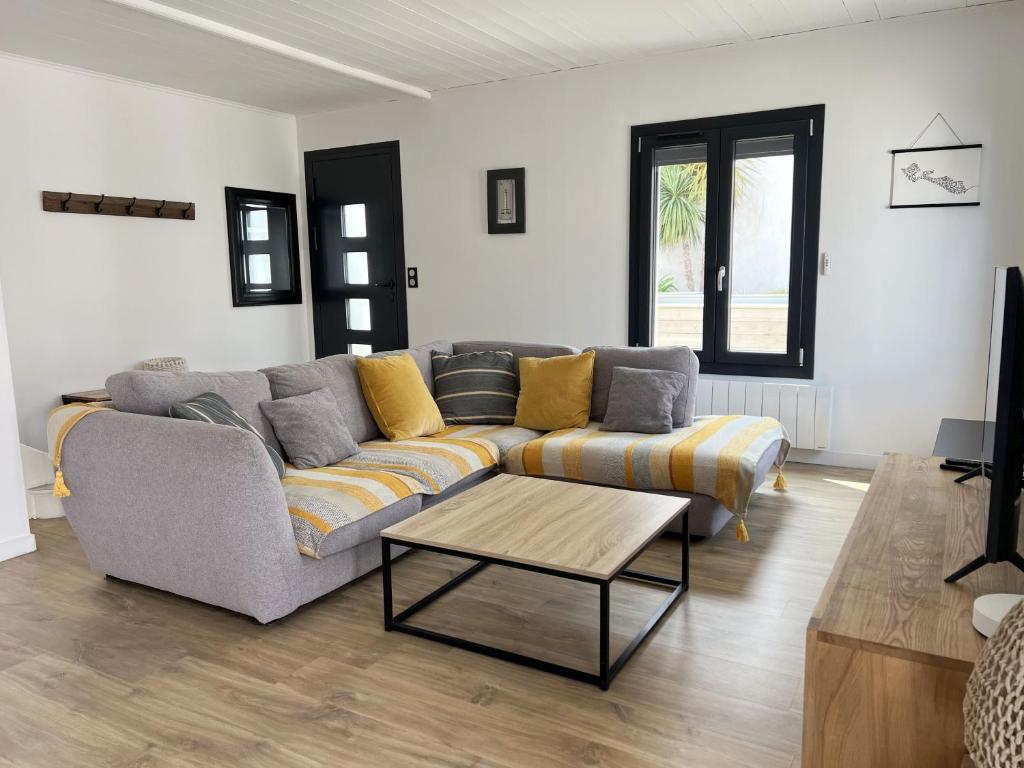 Posezení v ubytování CAP O SUD grande maison avec Piscine à St Martin de Ré