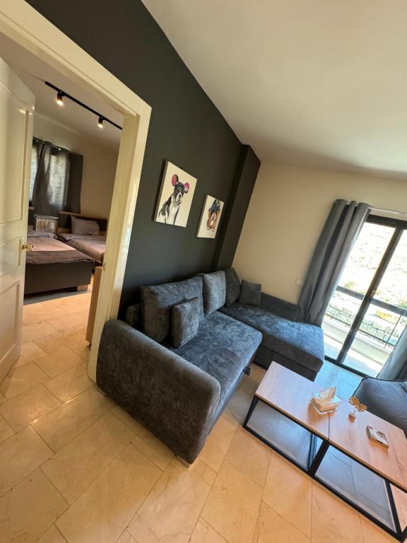 ein Wohnzimmer mit Sofa und Tisch in der Unterkunft A Suites Apartments Faraya in ‘Ayn Barq