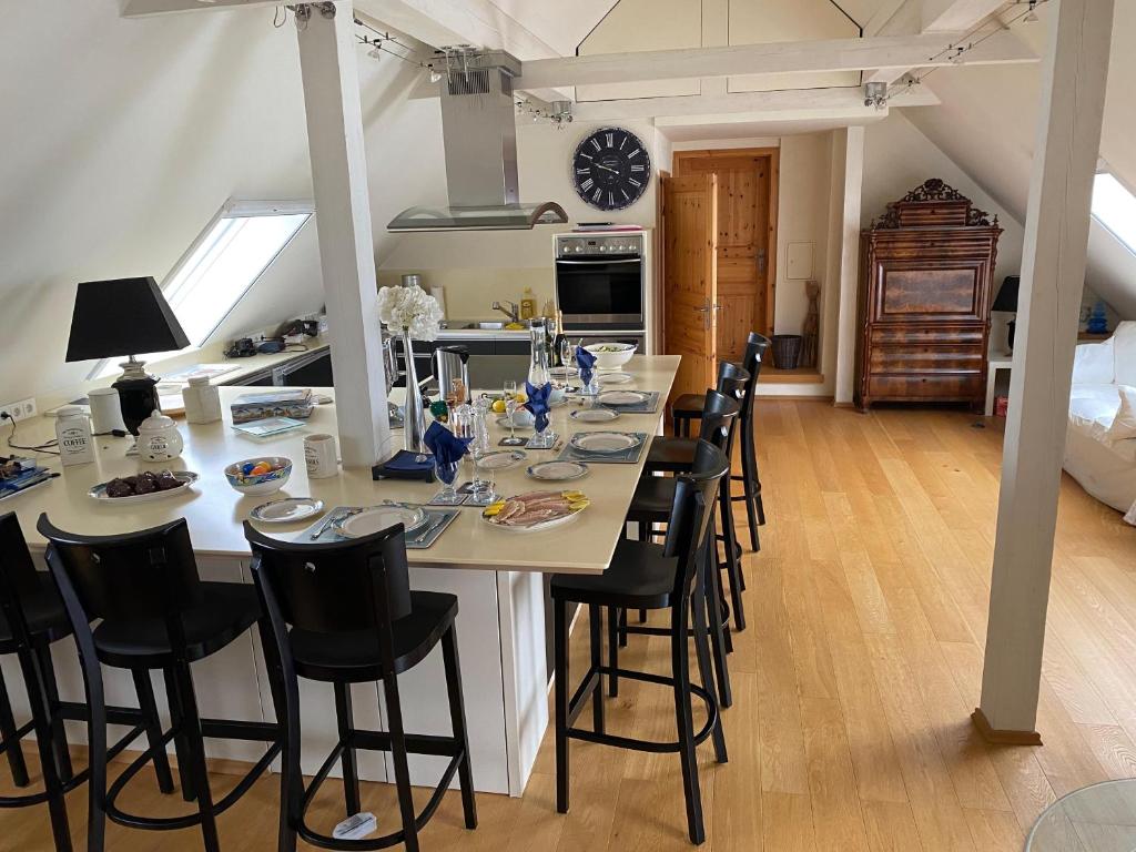 una grande cucina con un lungo tavolo con sedie nere di NEU! Luxus Apartment a Salgen