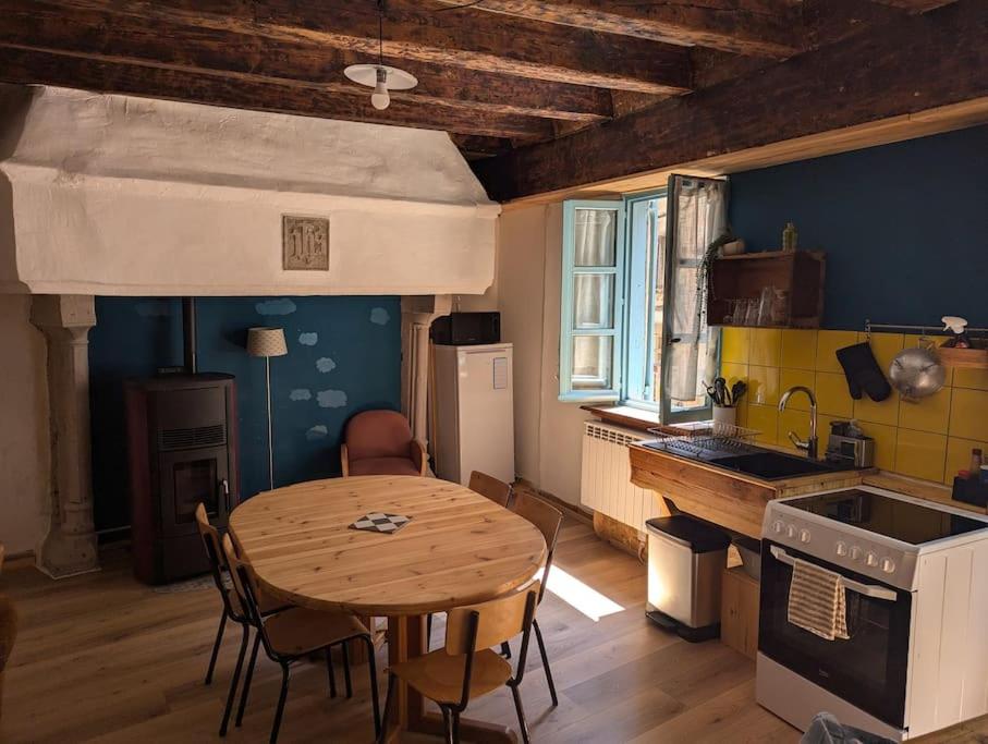 O bucătărie sau chicinetă la Maison au cœur de la ville de Mende