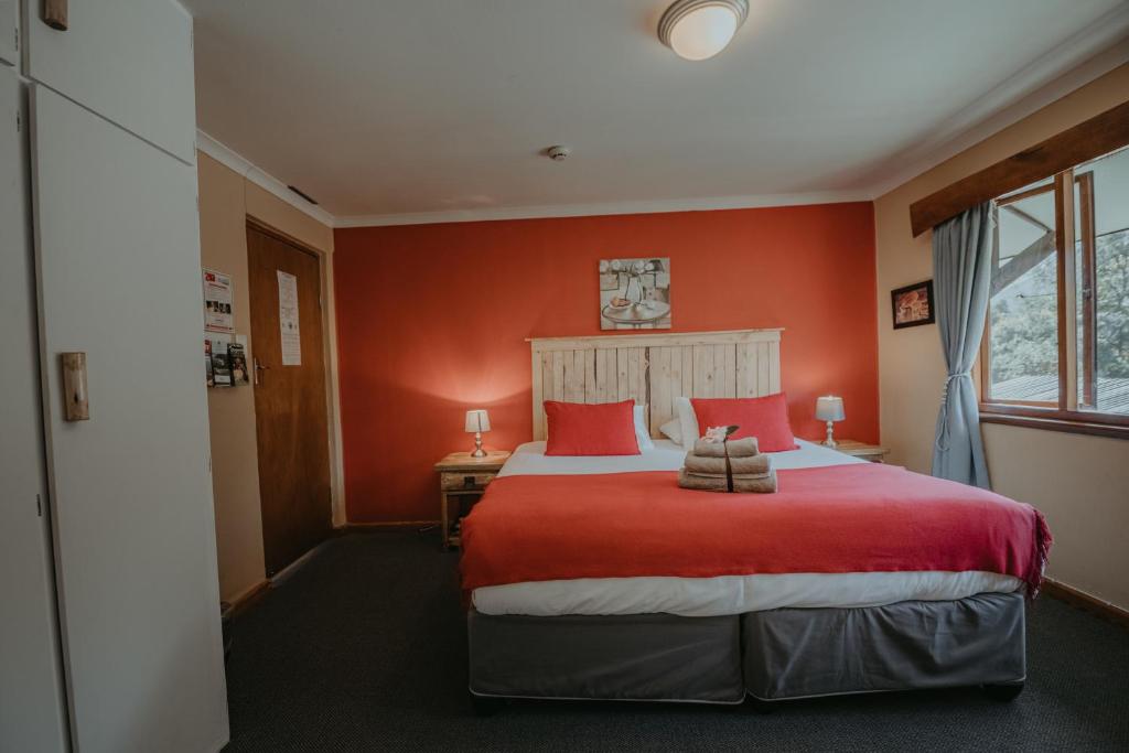 Letto o letti in una camera di Storms River Forest Lodge