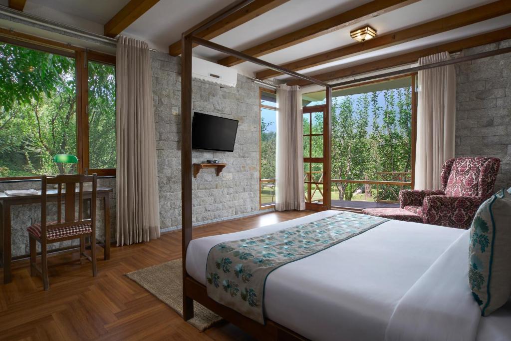 TV a/nebo společenská místnost v ubytování Larisa Resort Manali