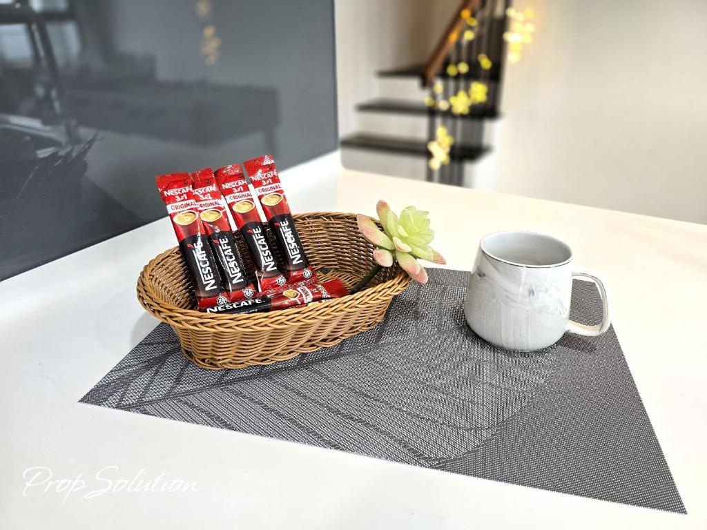 Příslušenství pro přípravu čaje a kávy v ubytování Loft Suite Johor Bahru Legoland 6Pax