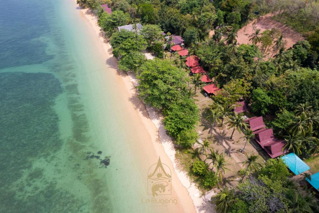 利邦岛Le Dugong Libong Resort的带度假村的海滩鸟瞰图