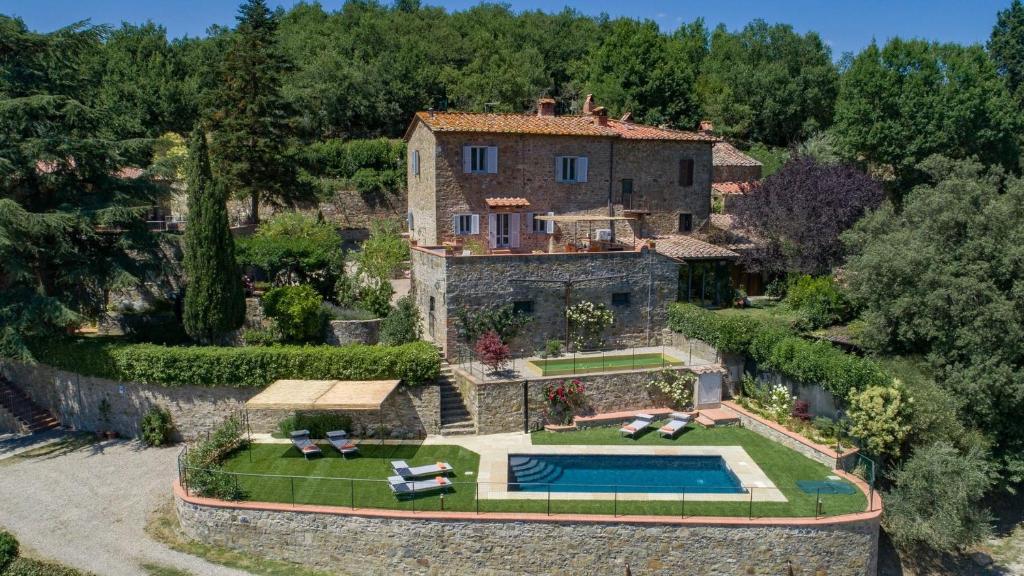 una vista aérea de una finca con piscina en Casanova di Bricciano, en Gaiole in Chianti