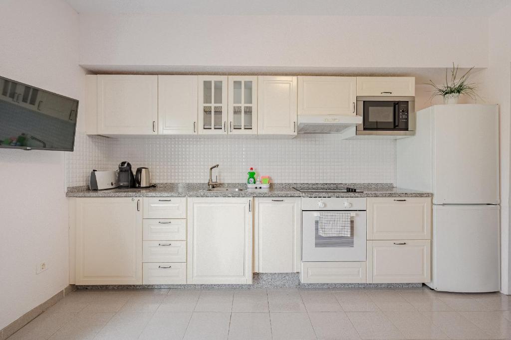 Kuchyň nebo kuchyňský kout v ubytování Costa Azul Apartamento