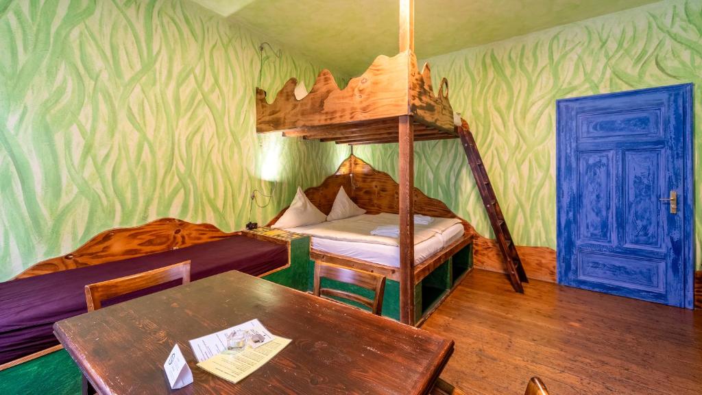 Dormitorio con litera, mesa y mesa en Gästehaus Mezcalero, en Dresden