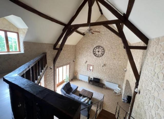 un salon avec un escalier et une chambre avec un canapé dans l'établissement Grande longère à la campagne, à Précy-sur-Vrin