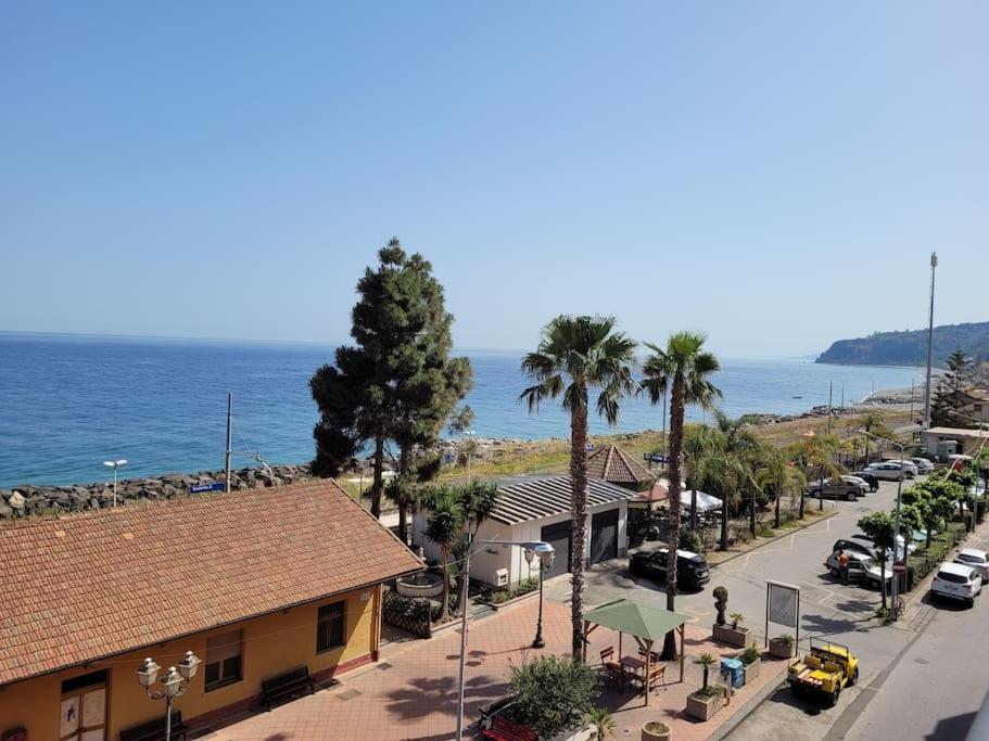 vista su una città con strada e sull'oceano di Terrazza sul mare a Scaletta Zanclea