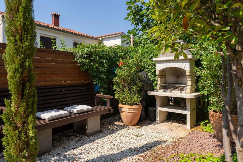 Ogród w obiekcie Holiday home in Porec - Istrien 27453
