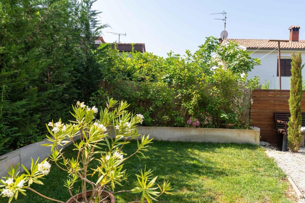 Ogród w obiekcie Holiday home in Porec - Istrien 27453