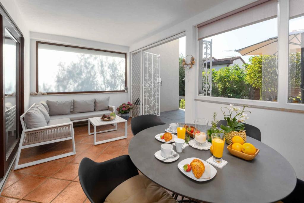 jadalnia ze stołem i owocami w obiekcie Holiday home in Porec - Istrien 27453 w Poreču