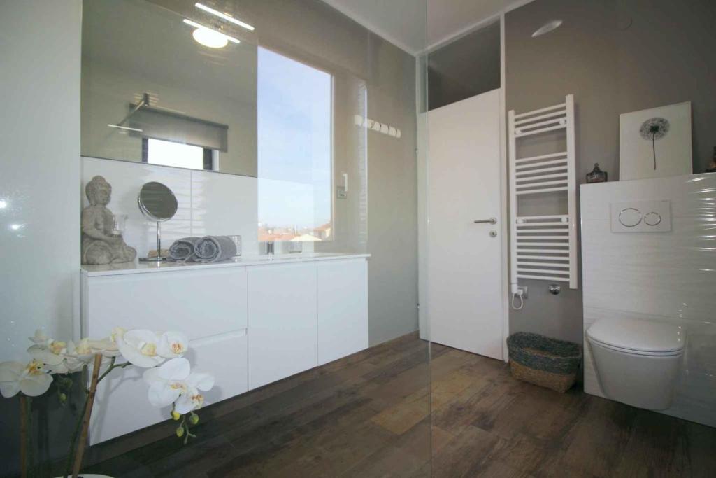 biała łazienka z toaletą i oknem w obiekcie Holiday home in Porec - Istrien 27453 w Poreču