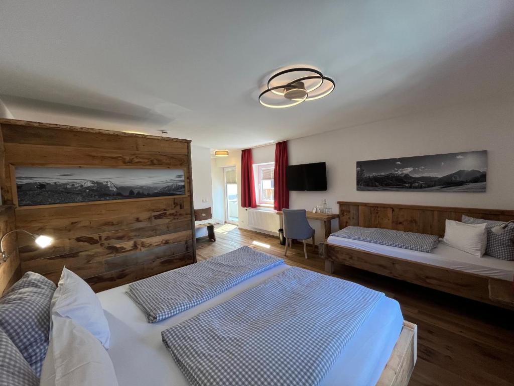 Postel nebo postele na pokoji v ubytování Hotel garni Alpengruss