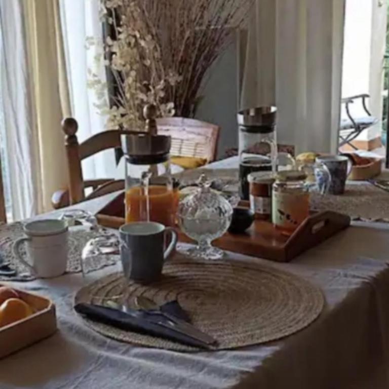une table avec une assiette de nourriture sur une table dans l'établissement Chambres d'amis Petit déjeuner offert, à Vialas