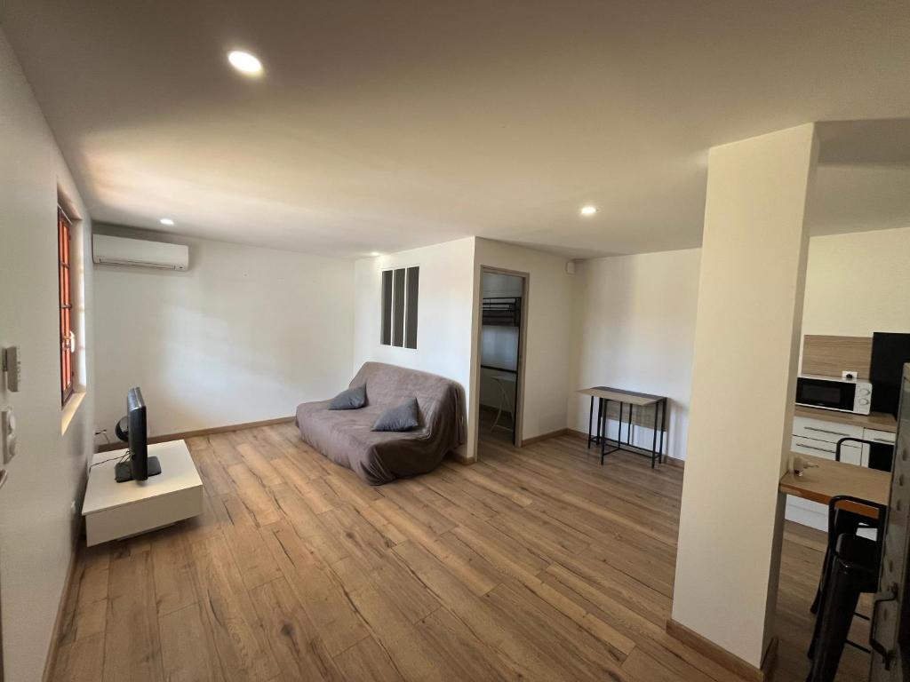 un salon avec un lit et une table dans l'établissement Appartement avec exterieur, à Le Soler