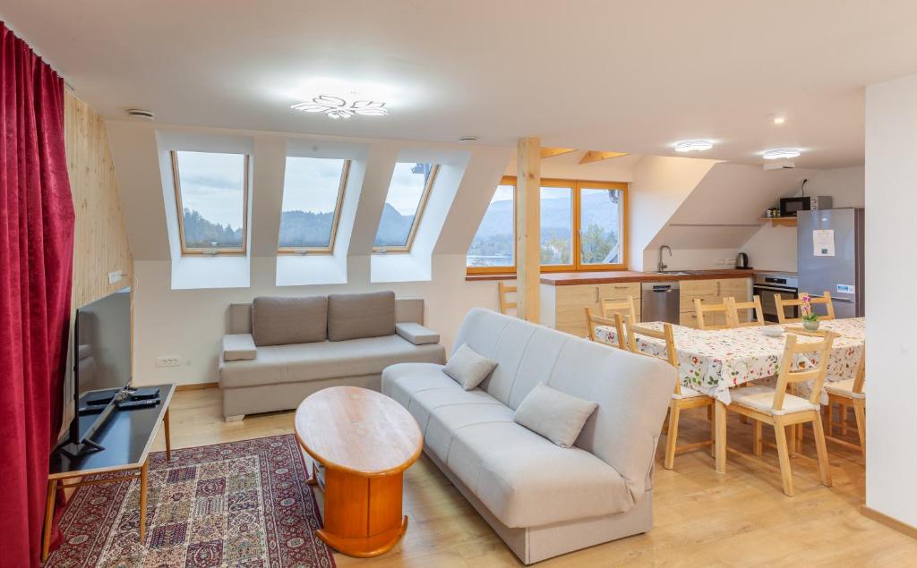 Posezení v ubytování Lakeview Apartments Bled