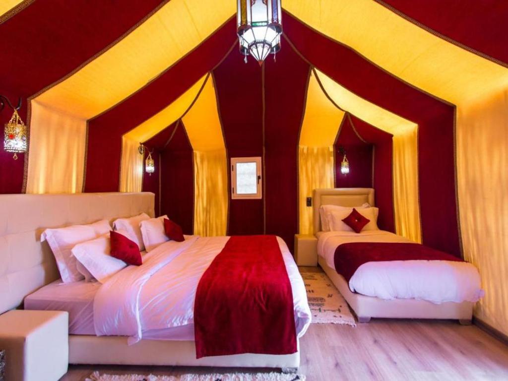 Postel nebo postele na pokoji v ubytování Sahara Family Luxury Camp