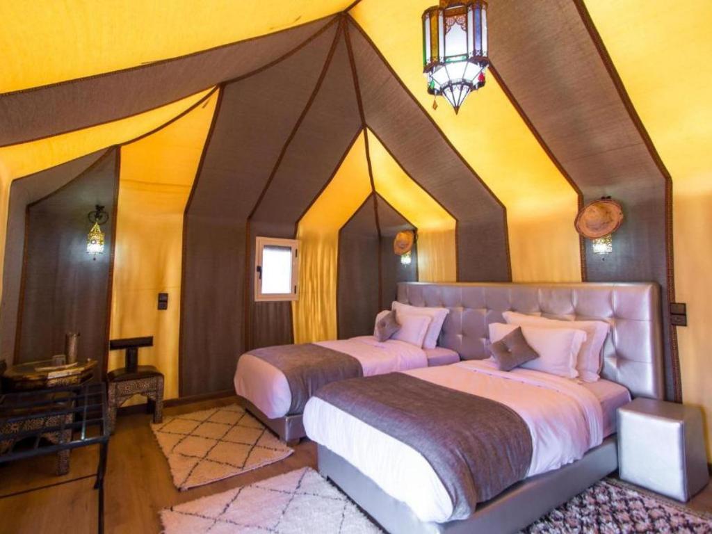 Postel nebo postele na pokoji v ubytování Sahara Family Luxury Camp