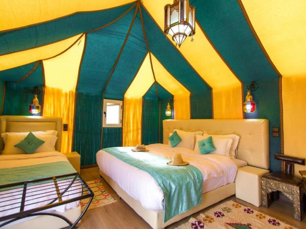 Postel nebo postele na pokoji v ubytování Sahara Family Luxury Camp