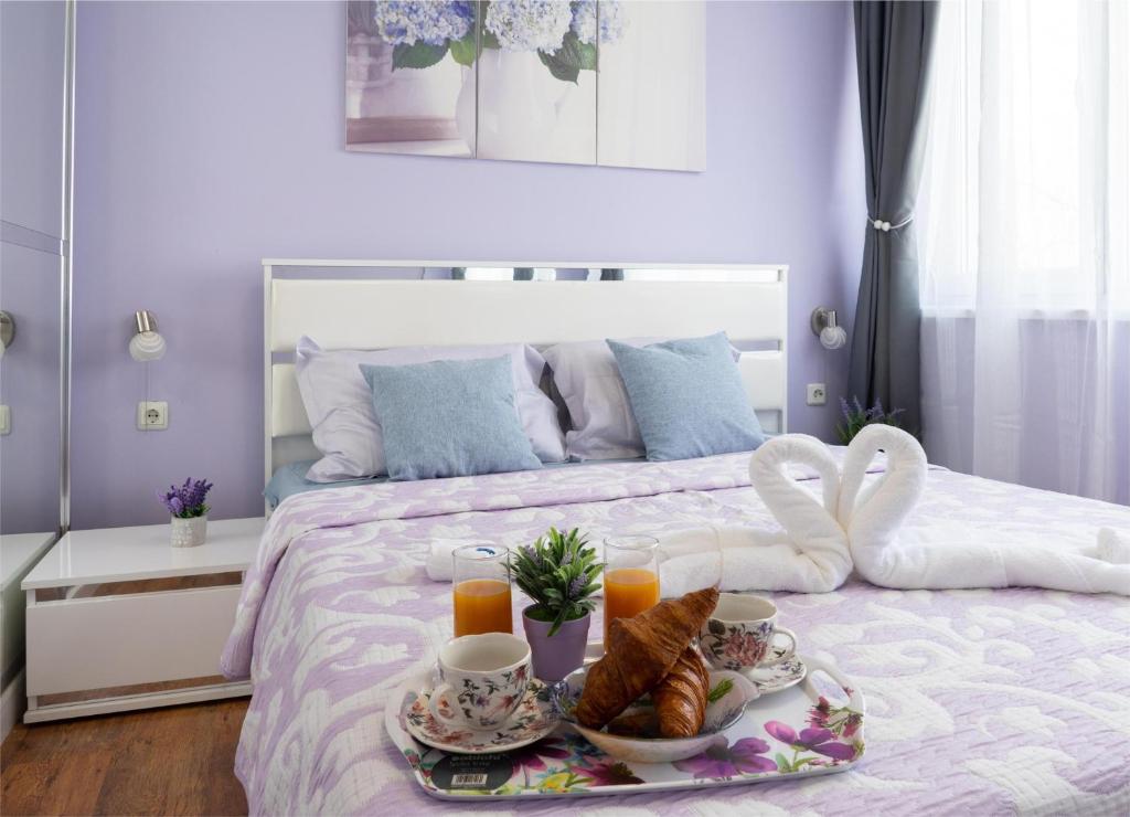 Postel nebo postele na pokoji v ubytování Luxury 2BR Retreat in Central Varna