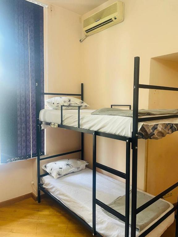 Postel nebo postele na pokoji v ubytování Olympic Hostel