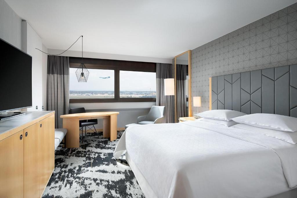 Sheraton Frankfurt Airport Hotel & Conference Center - Luxe Kamer, Logeerkamer, 1 Koning Of 1 Koningin