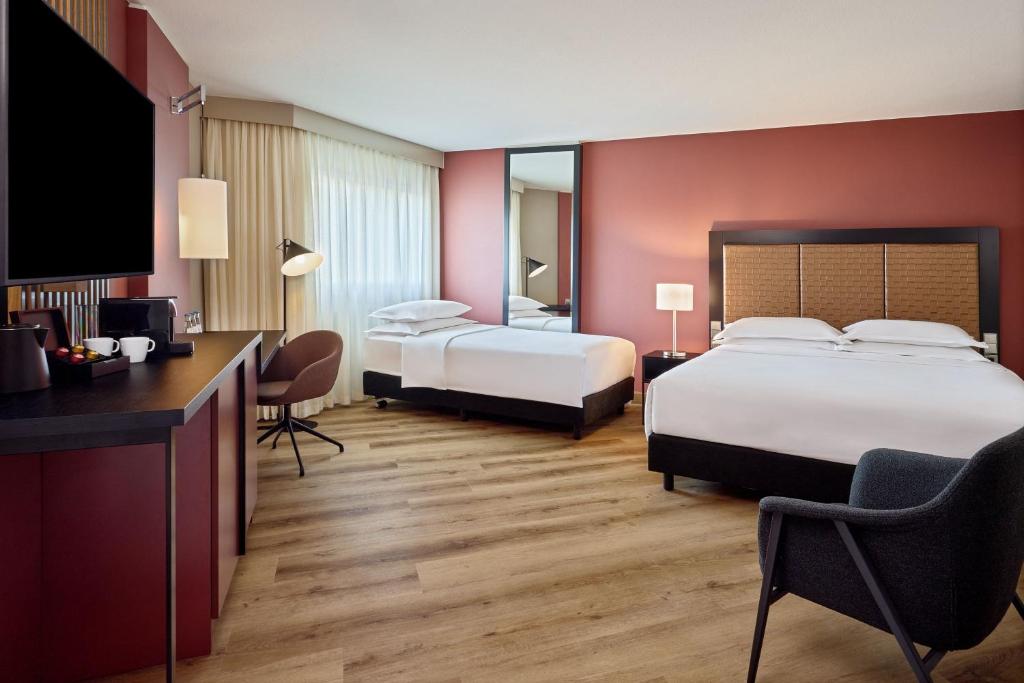 Sheraton Frankfurt Airport Hotel & Conference Center - Family Room 1 King, Guest Room, 1 King Or 2 Twin
