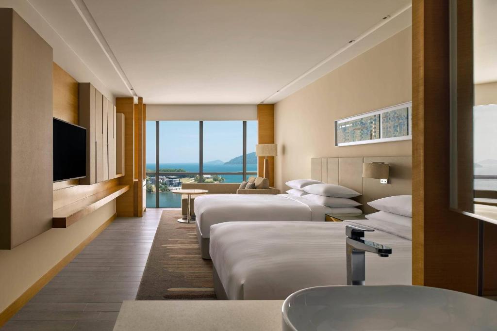 TV a/nebo společenská místnost v ubytování Kota Kinabalu Marriott Hotel