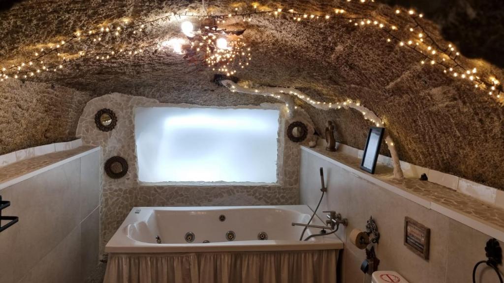 Cueva Romántica - Jacuzzi - Jacuzzi privado en la habitación en La Cabrera