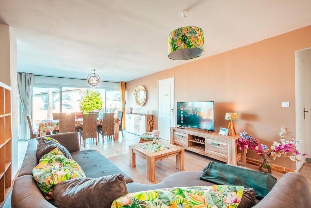 TV a/nebo společenská místnost v ubytování Grande Maison de 8 chambres au sud de"La Réunion"