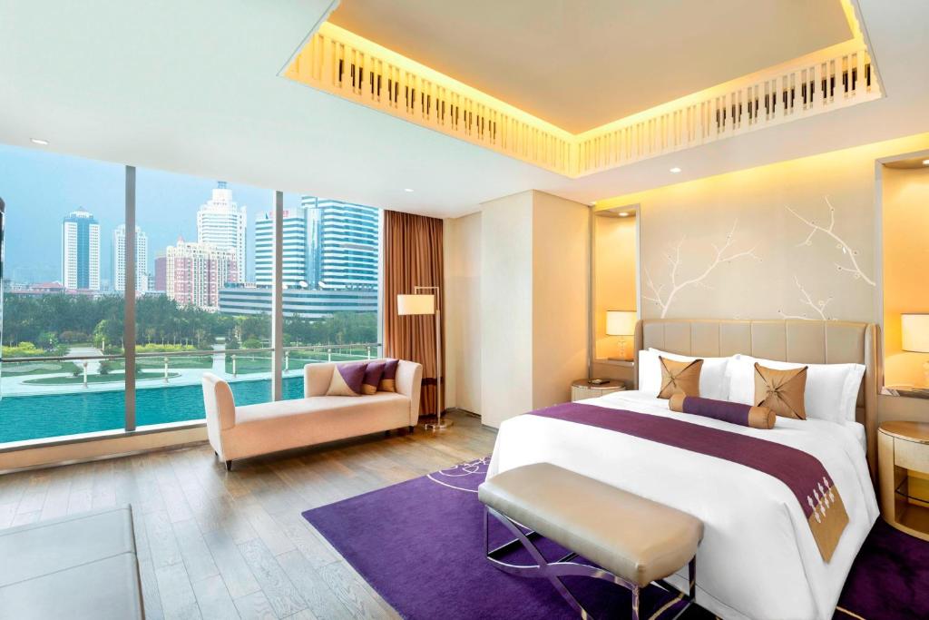 Postel nebo postele na pokoji v ubytování The St. Regis Tianjin
