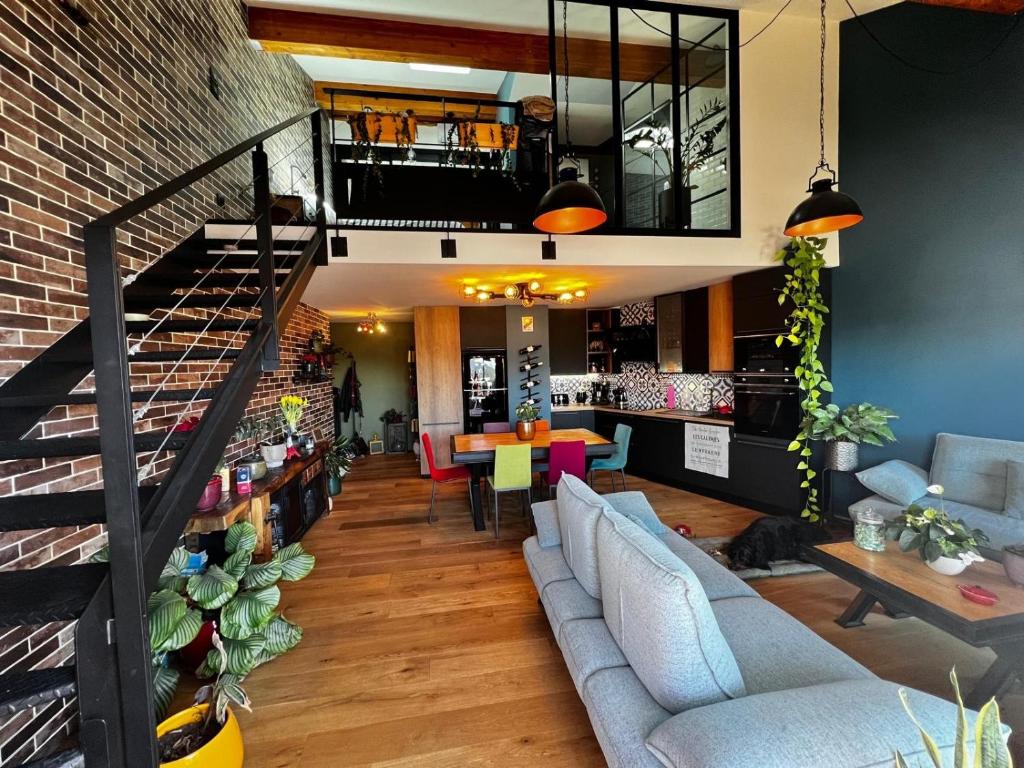 un salon avec un canapé et un escalier dans l'établissement Superbe Duplex à Cannes, à Cannes