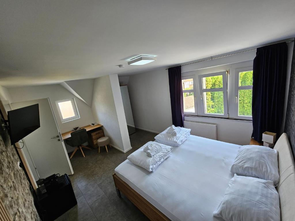 Postel nebo postele na pokoji v ubytování Gasthaus Sofram