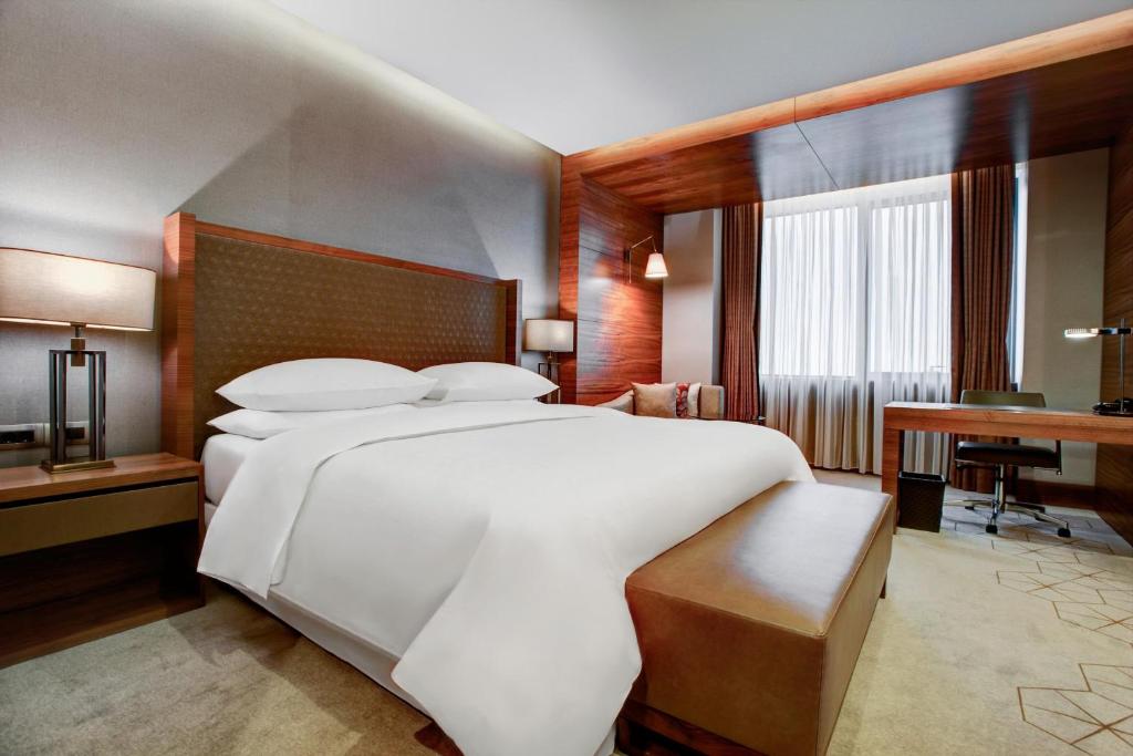 Postel nebo postele na pokoji v ubytování Sheraton Grand Samsun Hotel