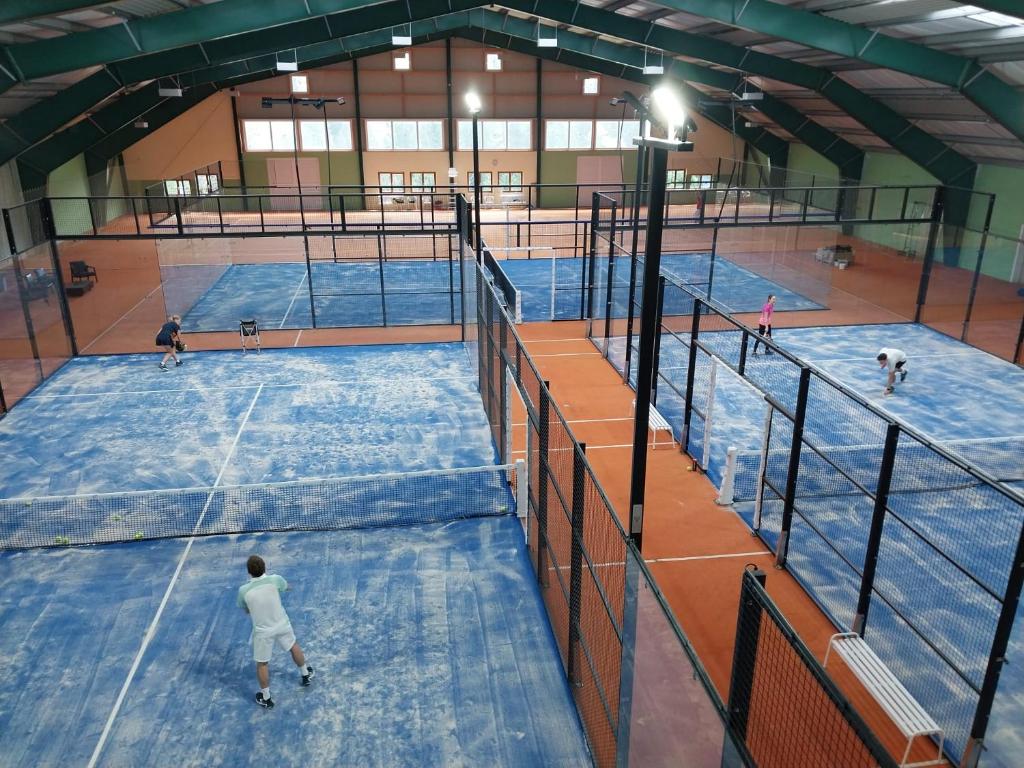 Tennis- og/eða veggtennisaðstaða á Der Trattner - Hotel Trattnerhof & Hotel Schöcklblick eða í nágrenninu