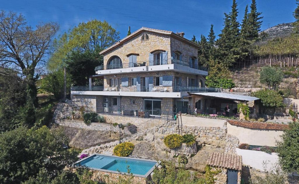 Bazén v ubytování Au Pied des Baous nebo v jeho okolí