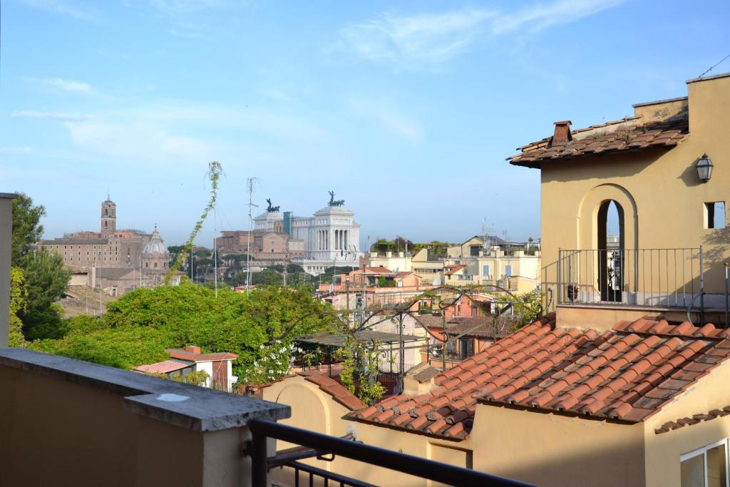 una vista sulla città dal balcone di un edificio di Studio Cardello Colosseum a Roma