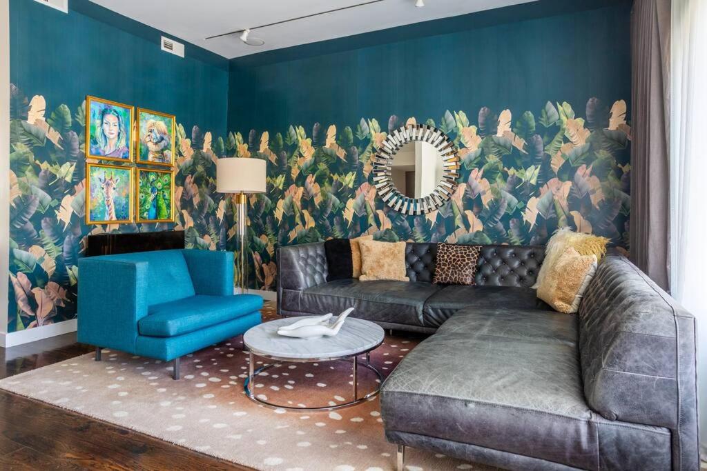 een woonkamer met een bank en een muurschildering van bloemen bij Duplex 3 Bed 2 Bat Apt Steps from Lincoln Square in Chicago