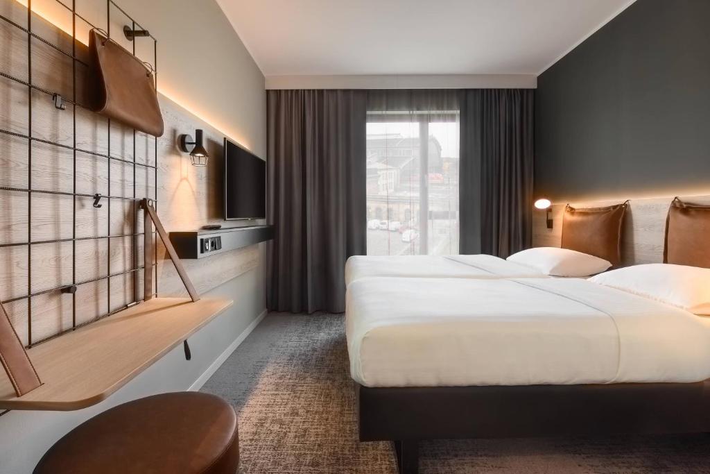 Postel nebo postele na pokoji v ubytování Moxy Dresden Neustadt