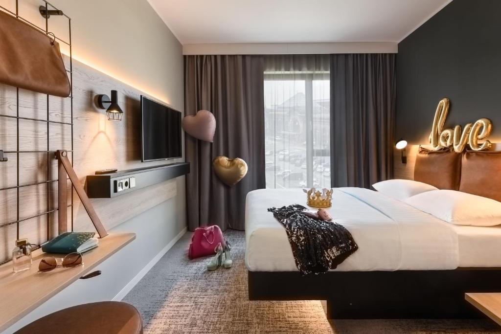 Postel nebo postele na pokoji v ubytování Moxy Dresden Neustadt