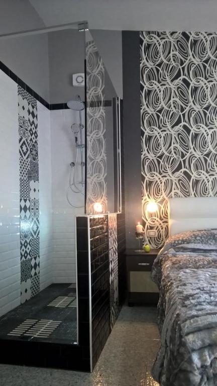 A bed or beds in a room at Pompei Boutique Inn (Portamarina Entrance)