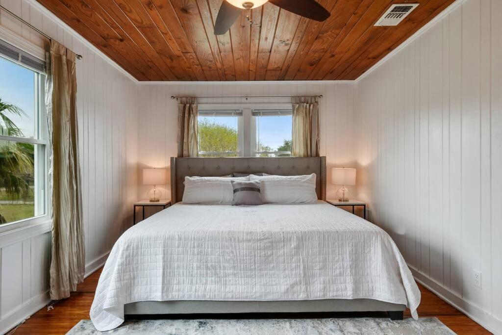 una camera da letto con un letto con soffitto in legno di Cozy cottage by the Sea -near downtown with patio! a Gulfport