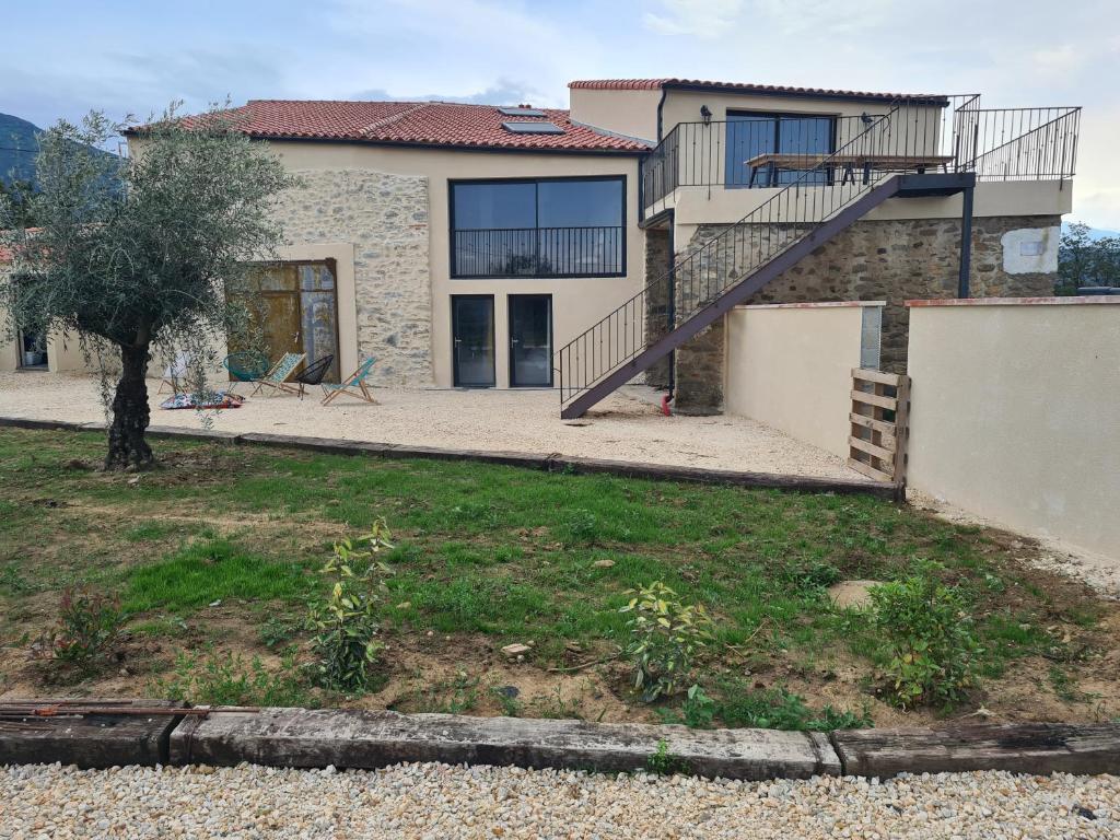 une maison avec un escalier en face de celle-ci dans l'établissement Le Madrès, à Joch