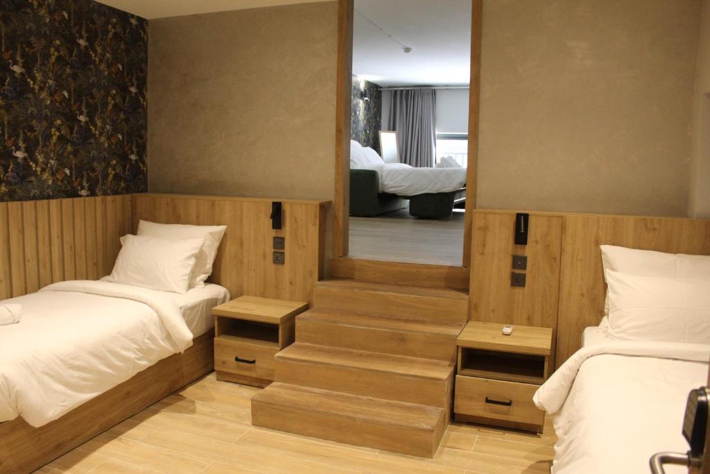 University Boutique Rooms - 1