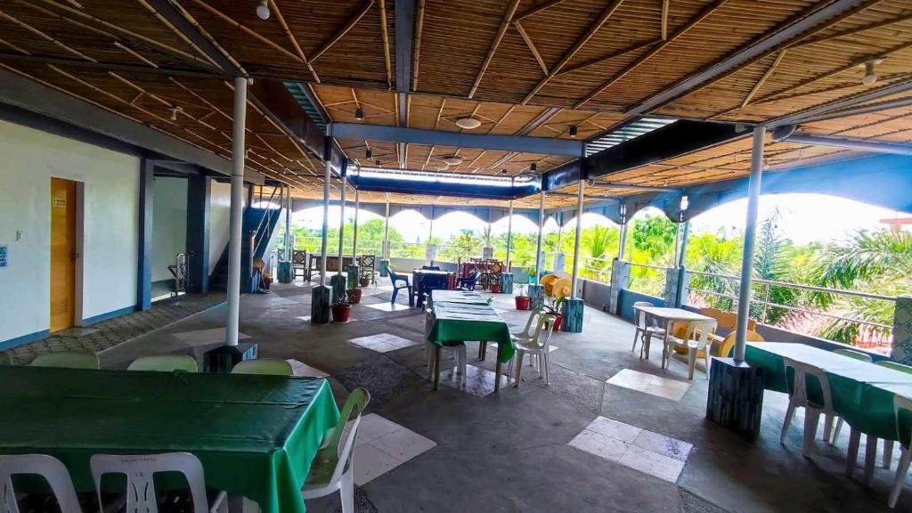 Restaurace v ubytování Emshienell Beach Resort and Event Place