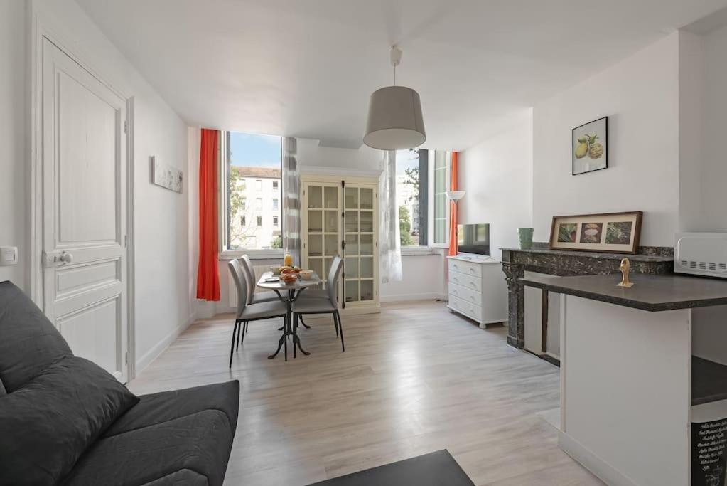 un salon avec un canapé et une table dans l'établissement Aurore - T1 11, à Carcassonne