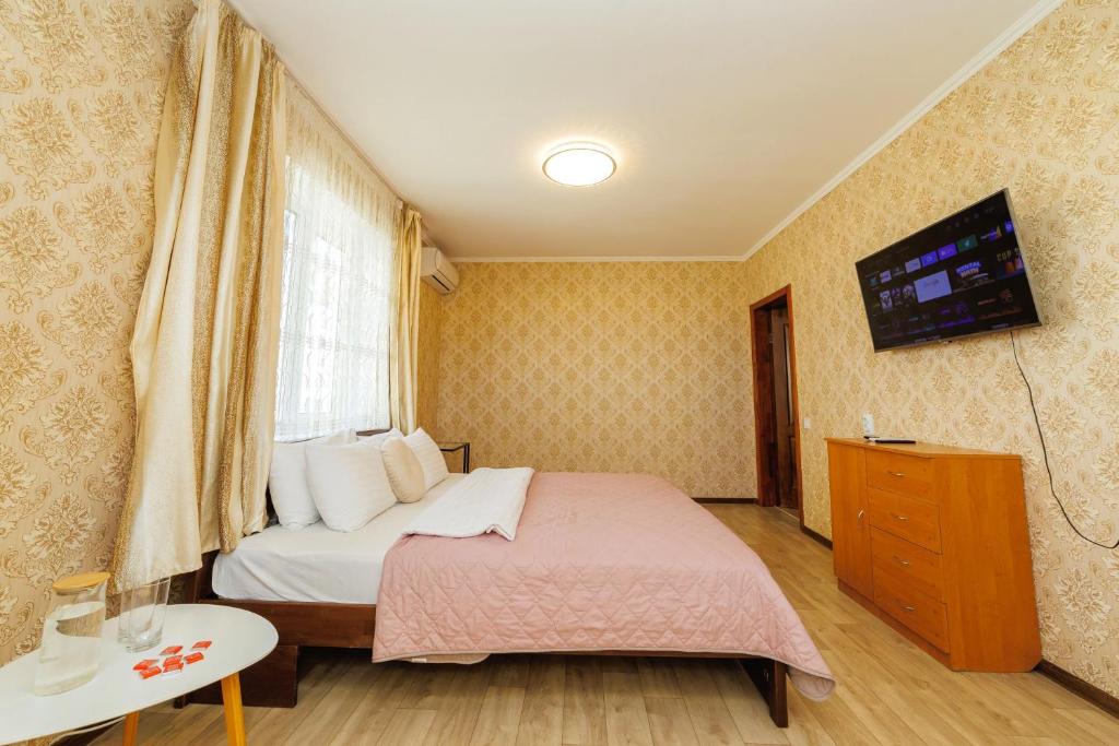 a bedroom with a bed and a tv on the wall at 2 кімнатна квартира з 4 окремими ліжками і кондиціонером Документи для відряджень Мережа AlexApartments Безконтактне заселення 24-7 in Poltava